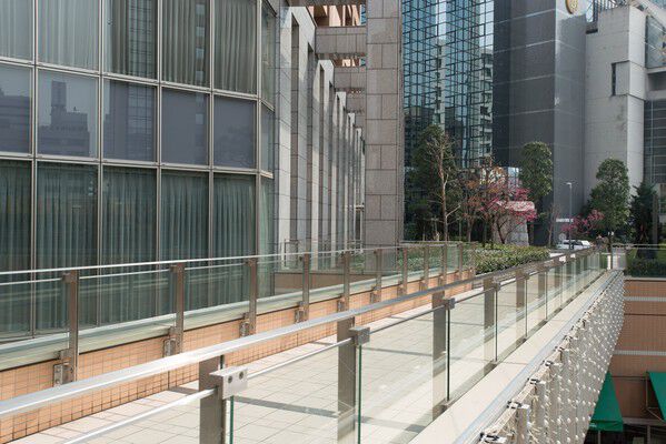 レストラン・ショップが並ぶプラーノモールの上層に配されたオープンコリドー。 レストラン・ショップが並ぶプラーノモールの上層に配されたオープンコリドー。