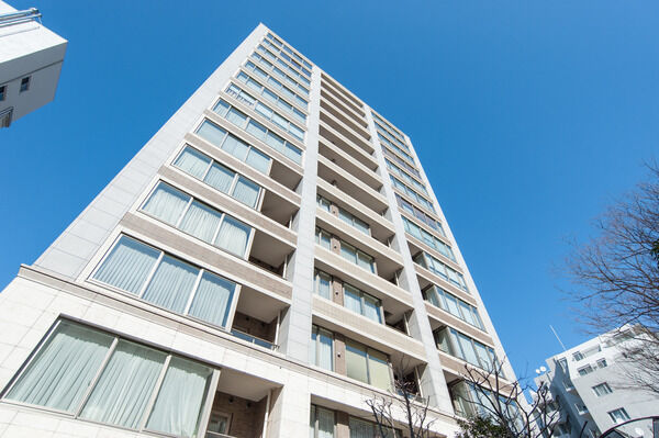 【パークコート四番町】モダンでありながらクラシカルな建築デザイン。