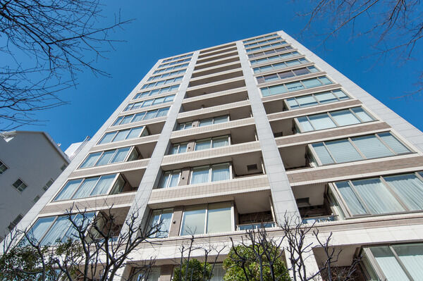 【パークコート四番町】大きなピクチャーウインドウを配し縦と横のラインを強調するフォルム。