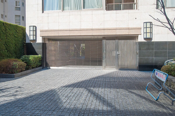 57台収容の屋内保管型のパーキングには遠隔出庫予約システムを導入。