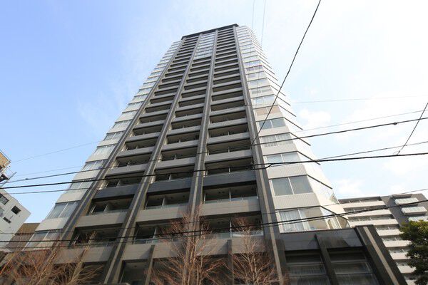 【銀座タワー】外観2　リビングとベッドルームの開口部にはハイサッシュを採用。		