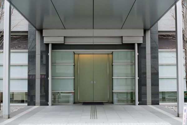 気品に満ちた、上質感のあるエントラスコートが訪れる人を出迎えてくれます。		