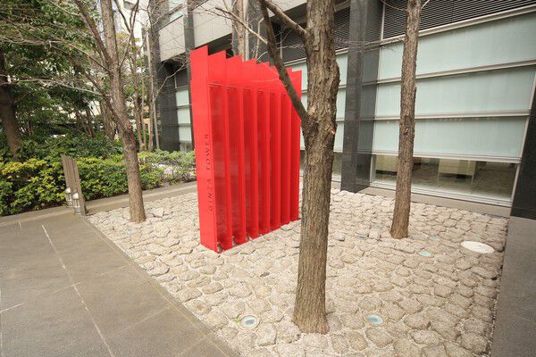 エントランスコートの脇には緑の樹木をレイアウト。		