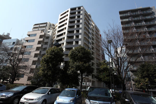 【ハウスコート築地】アイボリー系のタイルを基調に明るさと上品さを兼ね備えた外観。