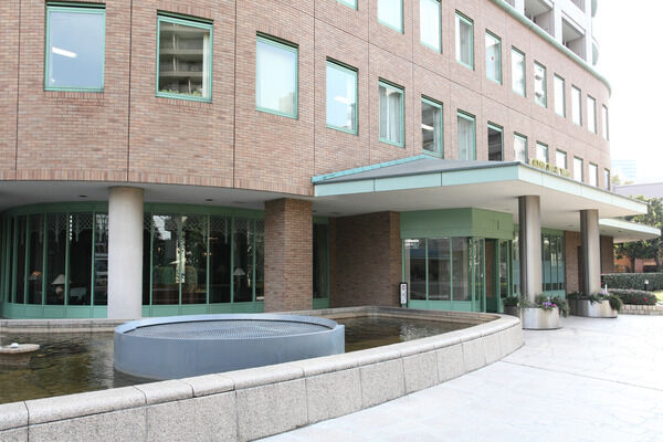 水を湛えた池がゆとりを感じさせるエントランス。 水を湛えた池がゆとりを感じさせるエントランス。