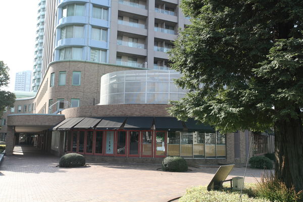 1階部分。ラウンジ感覚のエントランスロビーなどがあります。