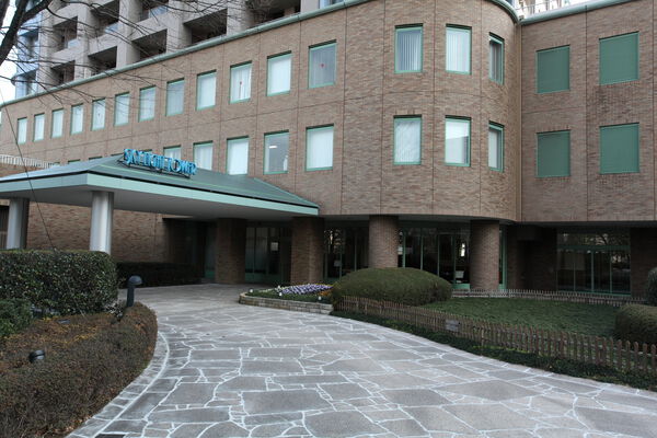 堂々としたエントランスファサード。滑らかなスロープで入口へといざないます。