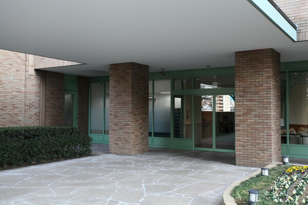 風格あるエントランス。風除室を抜けると中にオートロックの扉があります。