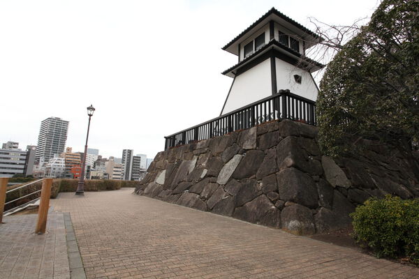 豊かな緑と美しい水辺がある「佃公園」は、約230m（徒歩3分）。