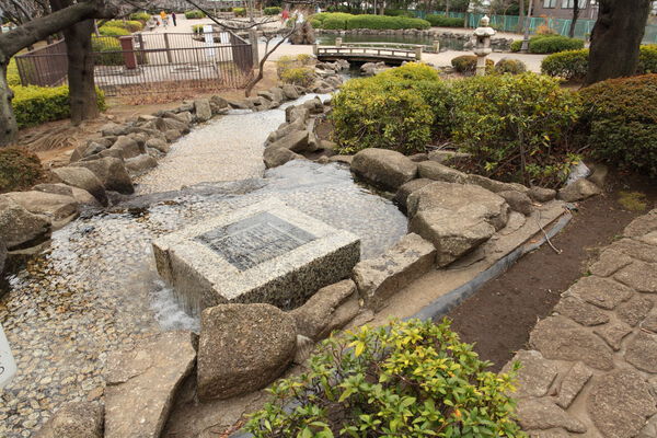 隅田川に沿って細長く広がる「区立佃公園」は、約10m（徒歩1分）。