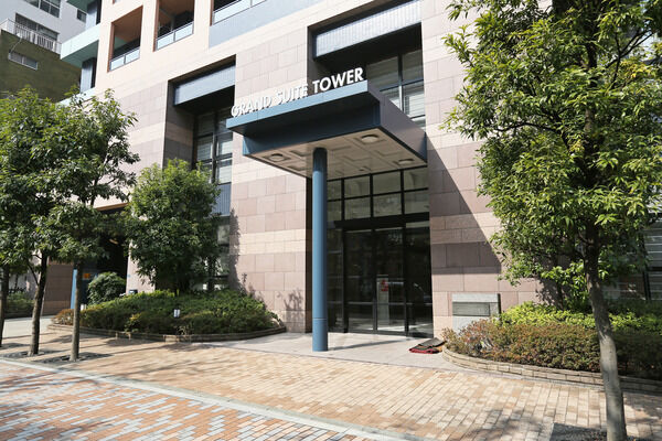 エントランスには、2階吹き抜けで伸びやかなラウンジが広がります。