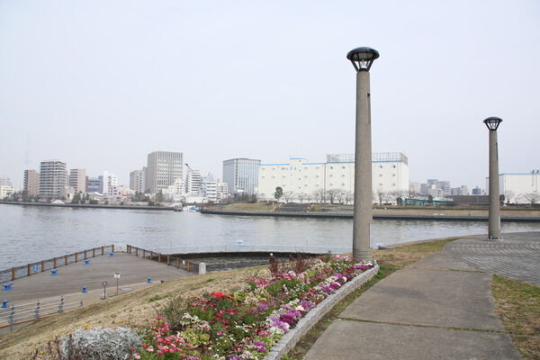 隅田川の眺望が楽しめる「石川島公園」は、約250m（徒歩4分）。