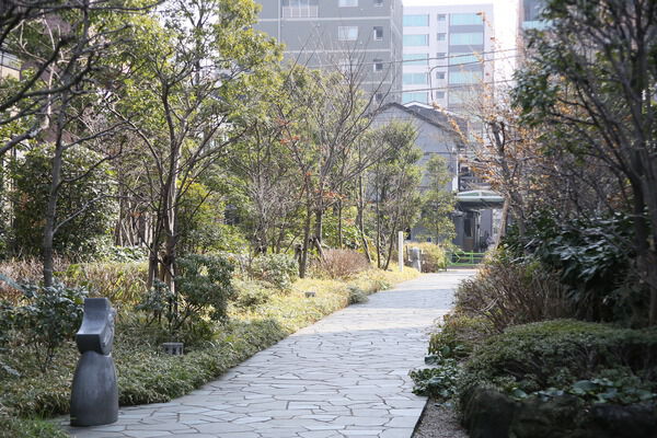 下町文化が未だ息づく月島に溶け込む、7つの庭、4つの路池、4つのオブジェを配置。