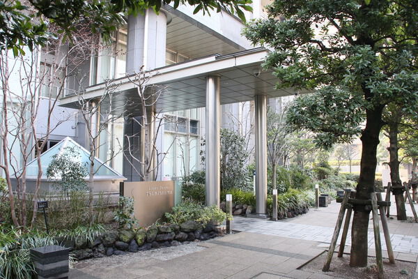 緑豊かなアーチを抜けると、透明感溢れるガラス張りのエントランスが広がります。