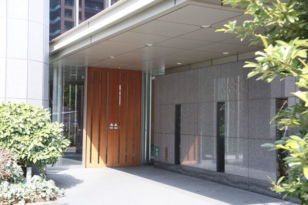 石とガラスと緑の調和するエントランスが、住まう人の風格と気品を感じさせます。