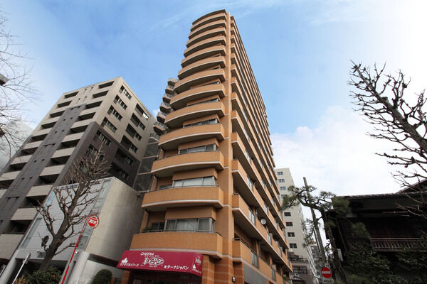 【日本橋浜町パークホームズ】外装の横ラインは、環境との調和と人の視線への柔らかさに配慮して作られています。