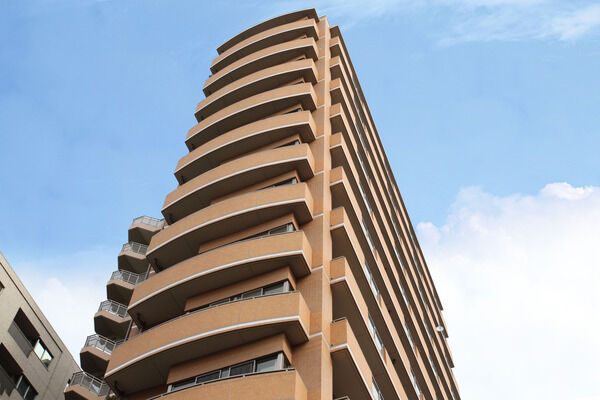 【日本橋浜町パークホームズ】建物西面。外装は土の風合いを生かしたレンガ調タイルを使用。