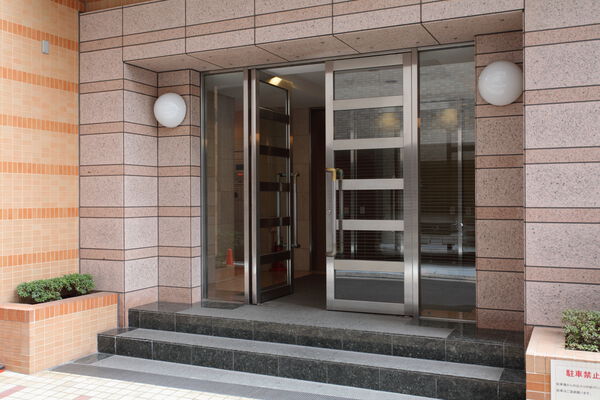 1Fエントランスには、オートロック・宅配ロッカーを設置しています。