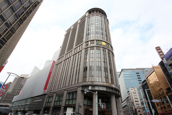 ショッピングを楽しむことができる「三越本店」までは約1,380m（徒歩18分）。