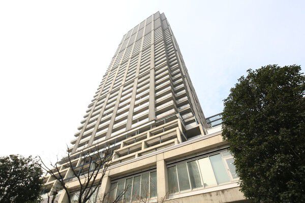 【トルナーレ日本橋浜町】洗練された重厚感のある外観意匠と美しい素材のディティール。		