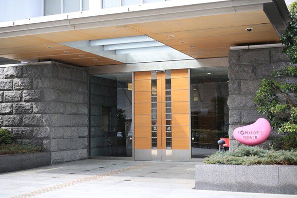 重厚さとモダンさを併せ持つエントランス。		