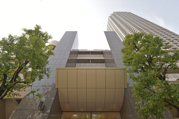 エントランスは居住者やお客様をもてなすゴージャスな構えになっています。 エントランスは居住者やお客様をもてなすゴージャスな構えになっています。