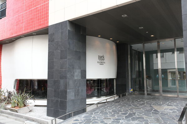 スタイリッシュな印象の玄関アプローチ。通りからのアクセスもスムーズです。