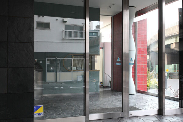 セキュリティに配慮したエントランス。中に入ると開放的なロビーが広がります。