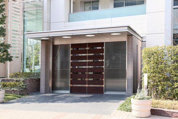 閑静な邸宅地にふさわしい気品と風格をそなえたエントランス。