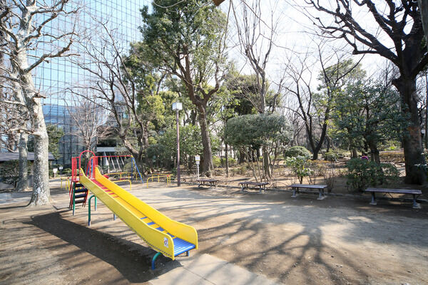 晩秋の紅葉を楽しむ事ができる「橋是清翁記念公園」は、約700m（徒歩10分）。