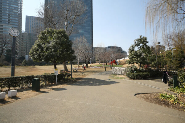 隣接するミッドタウンガーデンとの調和も美しい「檜町公園」約160m（徒歩2分）。
