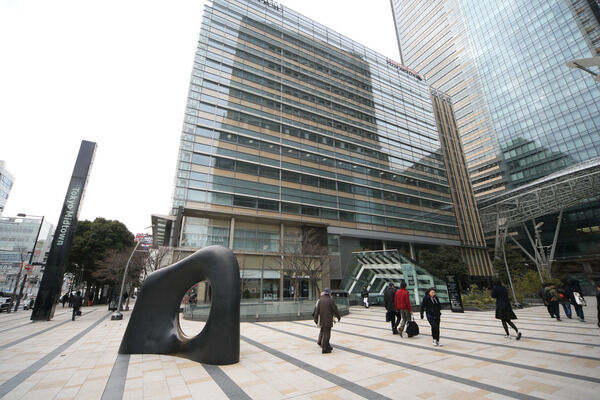 130にも及ぶ商業店舗等を集約した「東京ミッドタウン」までは約400m（徒歩5分）。