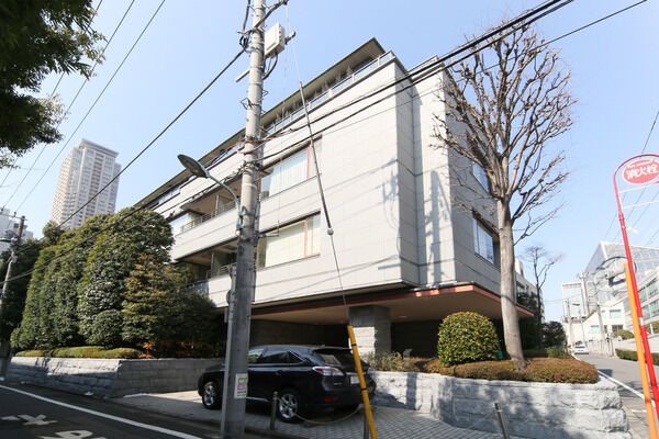 【赤坂新坂パークマンション】南と東面に大きな窓を設置し、室内にはたっぷりと光が差し込みます。 【赤坂新坂パークマンション】南と東面に大きな窓を設置し、室内にはたっぷりと光が差し込みます。