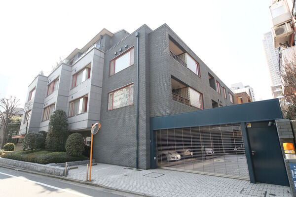 【赤坂新坂パークマンション】御影石とタイルの瀟洒な装いに風格と気品をそなえた都心邸宅空間。 【赤坂新坂パークマンション】御影石とタイルの瀟洒な装いに風格と気品をそなえた都心邸宅空間。