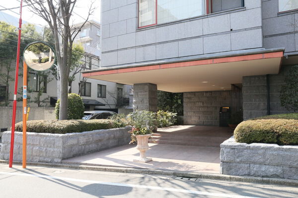 贅沢に使用された高級感のあるタイルと御影石が重厚感のある佇まいを演出。