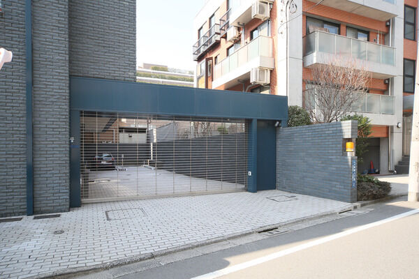 専用駐車場へは、車からリモコンで作動する電動シャッターで利便性と安全性を両立。