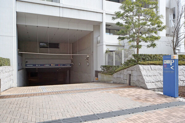 駐車場へはイン&アウトがスムーズに出来るコーチゲートが設けられています。 駐車場へはイン&アウトがスムーズに出来るコーチゲートが設けられています。