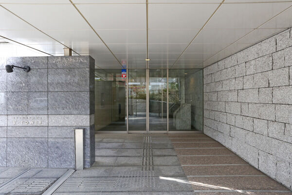 天井高約7mの贅沢な空間が広がるグランドエントランスへの入口。 天井高約7mの贅沢な空間が広がるグランドエントランスへの入口。