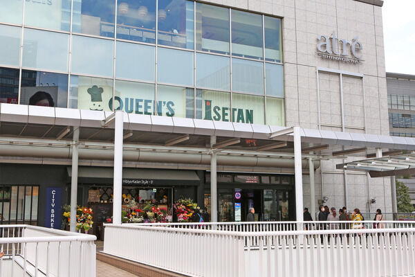 「クイーンズ伊勢丹品川店」までは、約600m(徒歩8分)。 「クイーンズ伊勢丹品川店」までは、約600m(徒歩8分)。