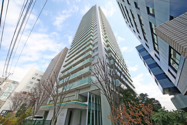 【品川タワーフェイス】角住戸には大型サッシを採用し、マンション全体の開放感を高めています。 【品川タワーフェイス】角住戸には大型サッシを採用し、マンション全体の開放感を高めています。