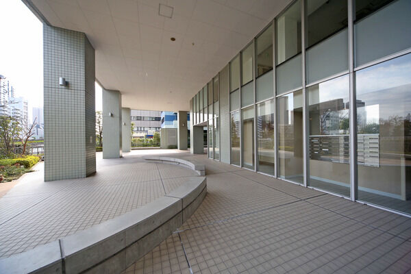 1階部分には開放的なオープンスペースを設け、くつろいだ雰囲気の空間に。		