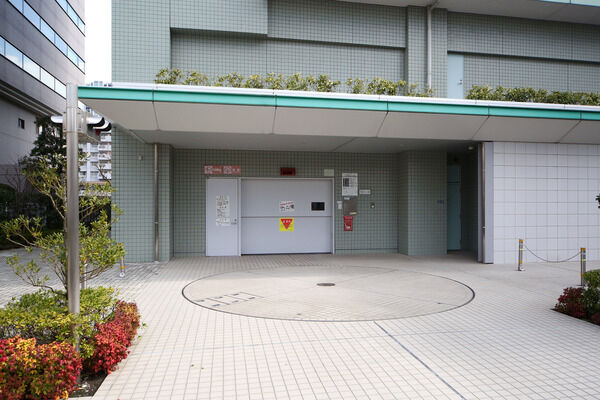 屋内にはタワー型駐車場を64台設置しています。		