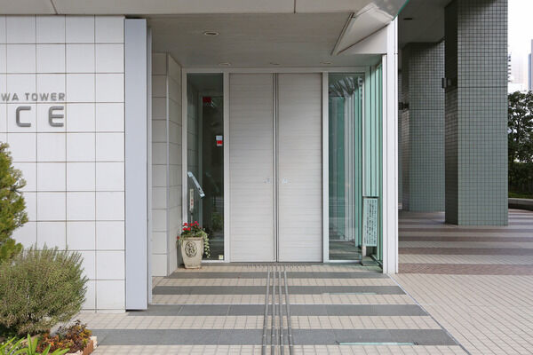 エントランスを抜けた先はガラスのカーテンウォール。開放感に溢れています。		