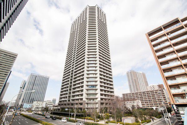 【コスモポリス品川】最上階には眺望を満喫できるスカイラウンジ、屋上にはエアリーガーデンを用意。		