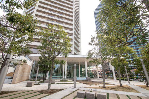 エントランスを包み込むように広がるフォーマルガーデンは、まさに都会のオアシス。		