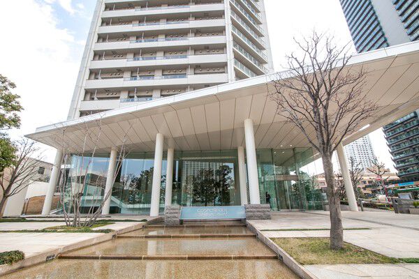 大きな庇のキャノピーと美しい水景が優雅に迎えてくれます。		