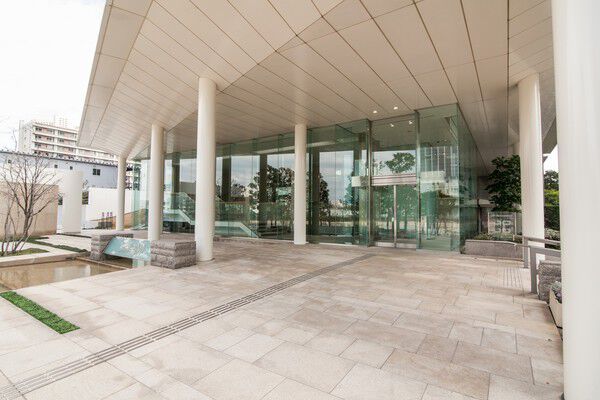 ホスピタリティを追求したエントランス。脇には車寄せも設置しています。		