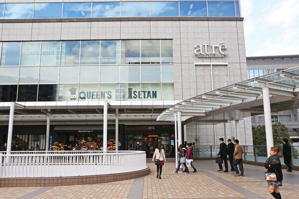 品川駅港南口の「クイーンズ伊勢丹品川店」約1,100m（徒歩14分）。