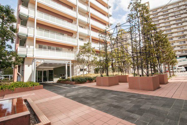 桜を中心とした並木がエントランスへと誘います。		