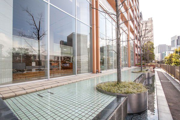 清らかな流れの大きな水盤が運河と建物の一体感を創出しています。		